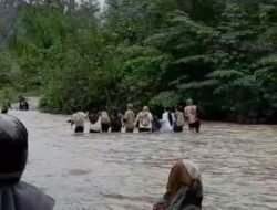Viral! Siswa SMPN Satu Atap Batui 5 Seberangi Sungai Saat Pulang Sekolah, Warga Berharap Pemerintah Segera Bangun Jembatan